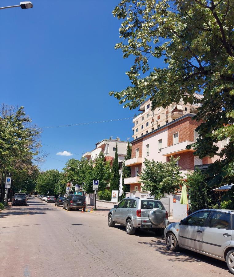 Spacious Family-Friendly Apartment In The Heart Of Bllok Tirana Exterior foto